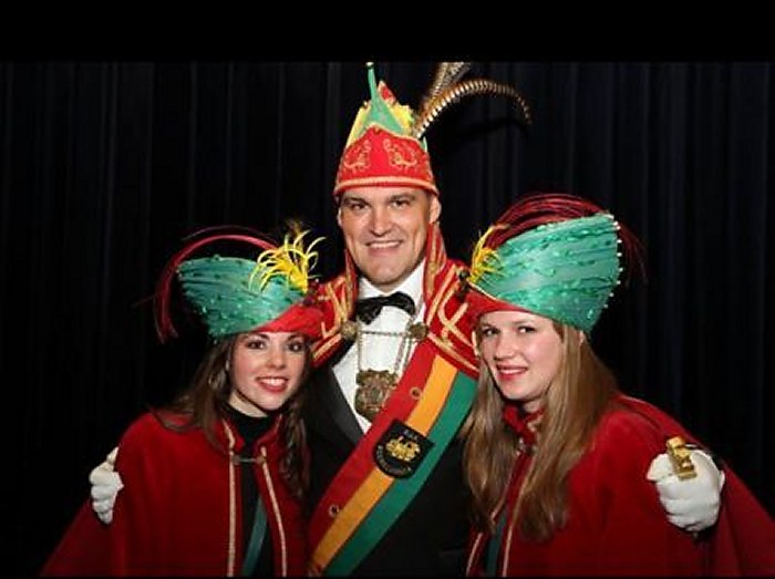 Prins Jochem de 48e van Boemeldonck geflankeerd door hofdames Ilse Verwijmeren en Jessie Halters. Prinsenbeek, 8 november 2013.