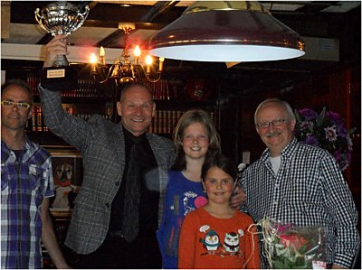 John van Weerd werd de winnaar van het 7e Roode Hert Driebanden Toernooi in Princenhage. Op de foto Remco de Vries, de kleinkinderen De Vries en de waard van het Roode Hert op de Haagsemarkt in Princenhage, Piet de Jong.