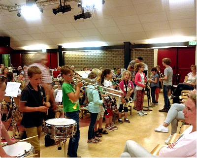 Cecilia Princenhage organiseert een workshop voor de kinderen om kennis te maken met instrumenten.
